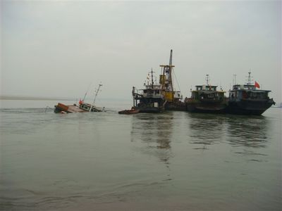 湖北枝江打捞沉船