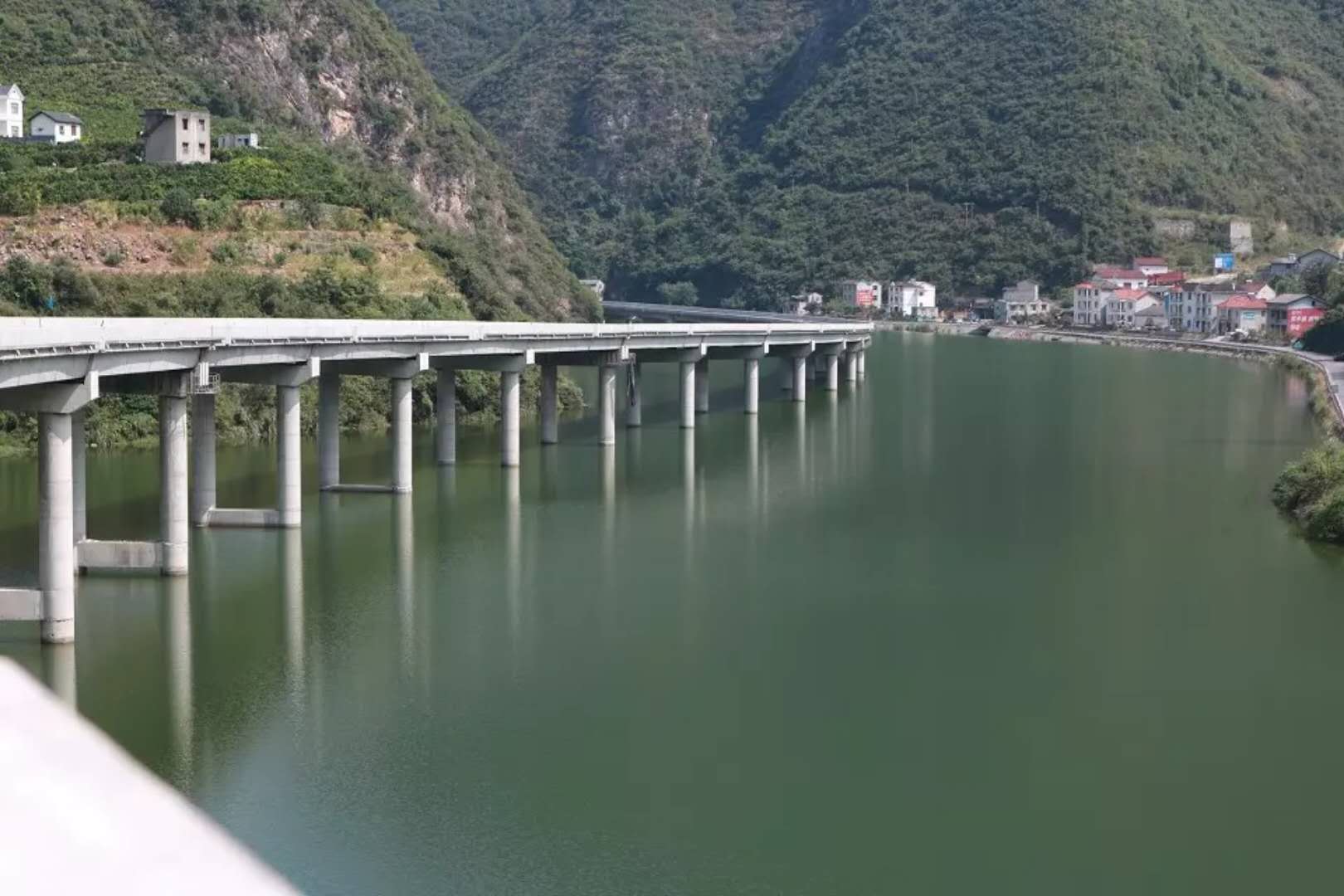 兴山县最美水上公路水下焊铸工程