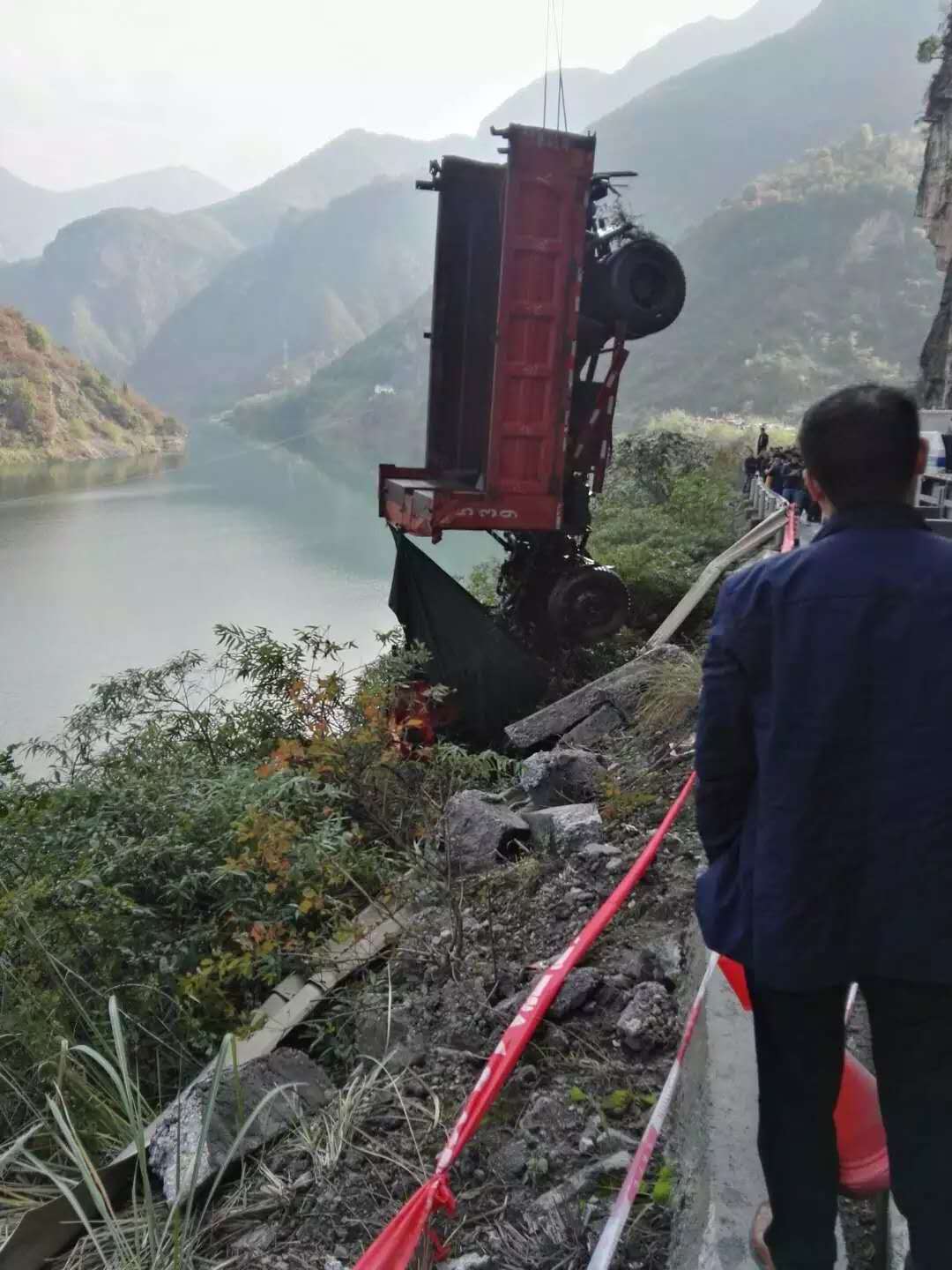 兴山县古洞口水库打捞车辆现场